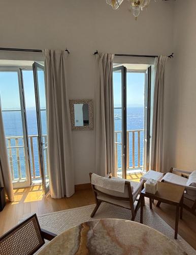 un salon avec vue sur l'océan dans l'établissement Entre Ciel et Mer hotel, à Bonifacio