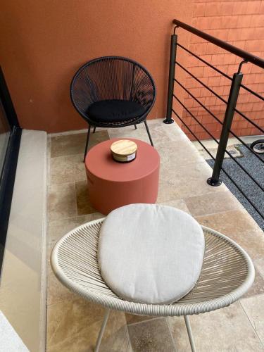 d'une chaise et d'une table sur un balcon. dans l'établissement Petit havre de paix, à Rouen