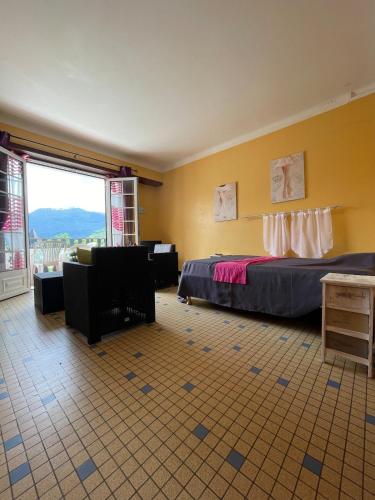 une chambre avec deux lits et un bureau et une fenêtre dans l'établissement Pyrenees studio view poolyer, à Ayzac-Ost