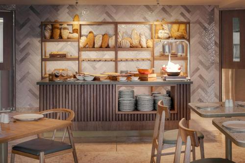 Ein Restaurant oder anderes Speiselokal in der Unterkunft Four Points by Sheraton Tequendama, Bogota 