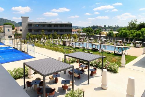 uma imagem do telhado de um hotel com mesas e cadeiras em Como Hills em Como