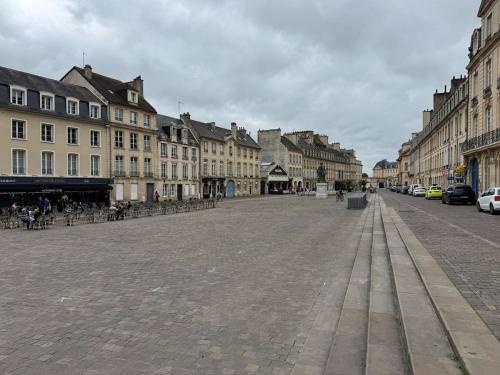 Une rue vide dans une ville avec de nombreux bâtiments dans l'établissement Appartement CAEN Saint Sauveur, à Caen