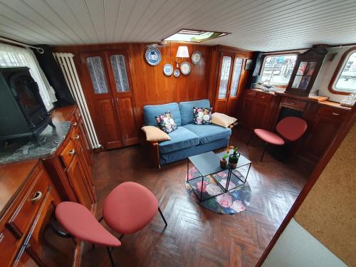 鹿特丹Houseboat holiday apartments Rotterdam的享有客厅的顶部景致,客厅配有沙发和椅子