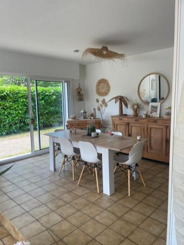 une salle à manger avec une table et des chaises dans l'établissement Maison Bohème 6 pers, à Mont-de-Marsan