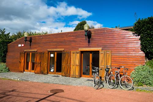 two bikes parked in front of a building at Quinta dos Curubas in Vila Franca do Campo