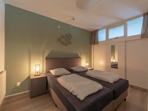 Un dormitorio con dos camas y una gran ventana. en Apartment by Dutch Coast with Dune Views, en Julianadorp