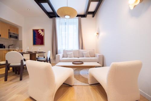 un salon avec un canapé et une table dans l'établissement Chic Flat in Paris Center, à Paris