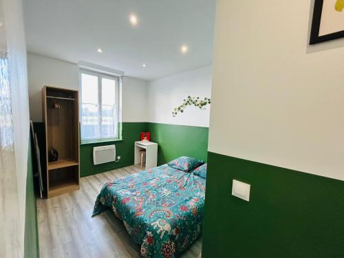 een slaapkamer met groene en witte muren en een bed bij Appartement Nid Douillet Plus in Tourcoing