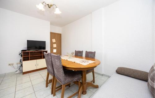 Un comedor con mesa y sillas de madera. en 2 Bedroom Amazing Apartment In Poljica, en Poljica