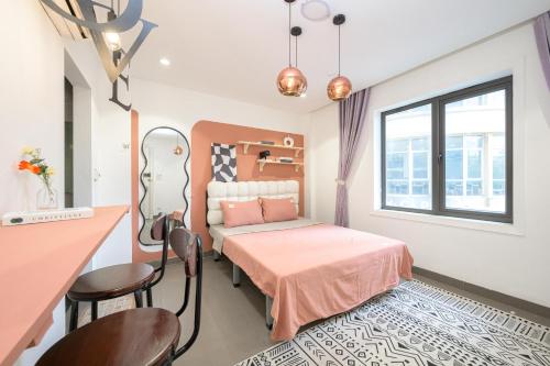 Postel nebo postele na pokoji v ubytování Luxe Hotel Truong Chinh Ha Noi