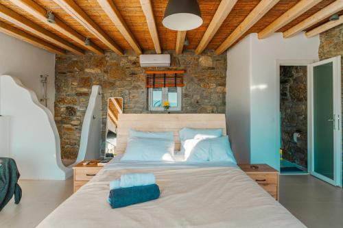Ένα ή περισσότερα κρεβάτια σε δωμάτιο στο Mykonos Villa Sympatico, Private Pool & Sea Vistas