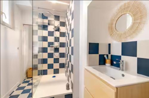 une salle de bain avec une douche, un lavabo et un miroir dans l'établissement La Campagne au Coeur du Vieux Port, à Marseille