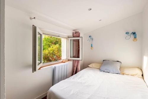 une petite chambre avec un lit et une fenêtre dans l'établissement La Campagne au Coeur du Vieux Port, à Marseille