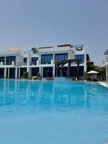 Luxury Palm Villa with Beach Access -Rooftop Garden & Resort Style Pool by Exclusive Holiday Homes photo 3