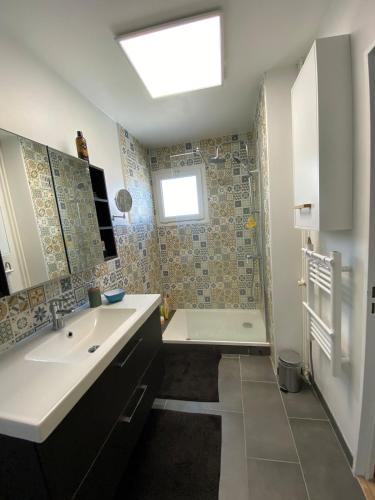 une salle de bain avec un lavabo et une baignoire dans l'établissement Joli T3, tout confort, Martigues, à Martigues