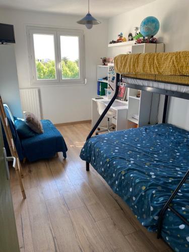 une chambre avec un lit superposé et un bureau dans l'établissement Joli T3, tout confort, Martigues, à Martigues