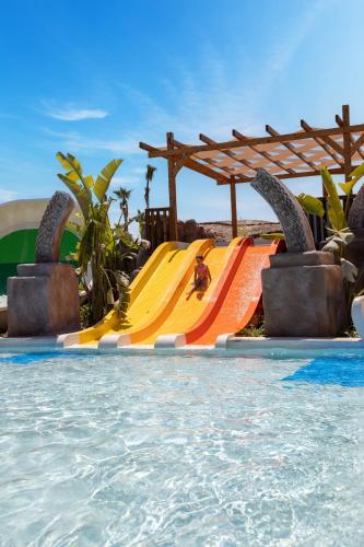 Swimmingpoolen hos eller tæt på Regnum Carya
