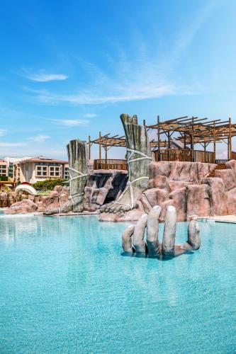 Swimmingpoolen hos eller tæt på Regnum Carya