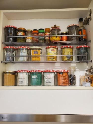 un garde-manger rempli de nombreux types de denrées alimentaires différents dans l'établissement Le Tivoli, à Cannes