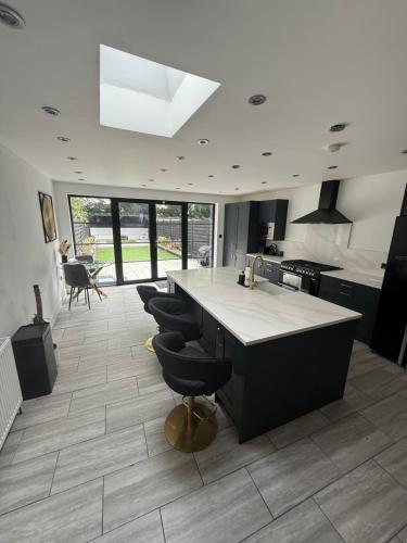 Kuchyň nebo kuchyňský kout v ubytování Stunning Open Plan 3 Bedroom House