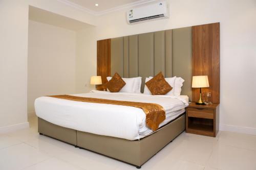 a bedroom with a large bed in a room at سمت الفيحاء للشقق المخدومة - Samt Al Fayhaa Serviced Apartments in Riyadh