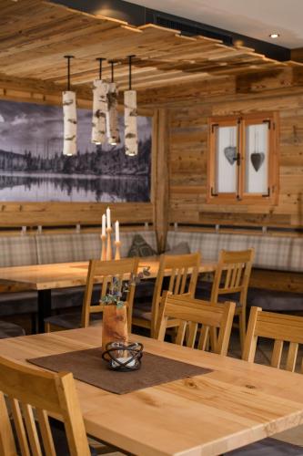 a dining room with a wooden table and chairs at Maxlwirt - Gasthaus Pension Gibis in Mauth