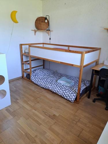 Ce lit superposé se trouve dans un dortoir doté de parquet. dans l'établissement Maison avec grand jardin ludique proche mer, à Guérande