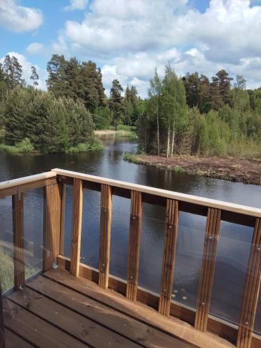 Výhled na řeku, která protéká v blízkosti kempu