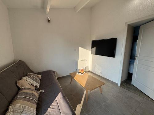 un salon avec un canapé et une table dans l'établissement T2 tout équipé proche des châteaux du médoc et de la côte Atlantique, à Arsac