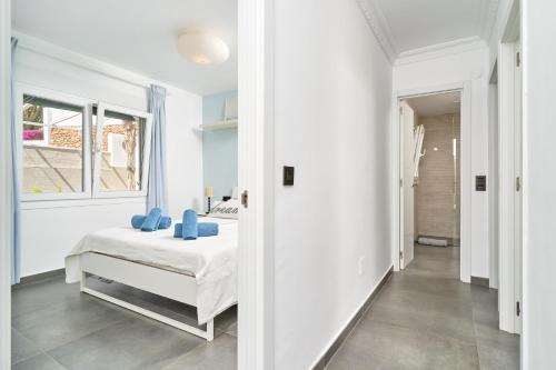 biała sypialnia z łóżkiem i oknem w obiekcie Wonderful Villa Burriana Beach w mieście Nerja