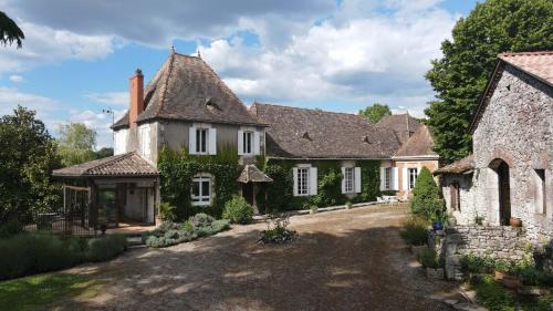 une grande maison avec une allée devant dans l'établissement Domaine Les Olivoux, à Pomport