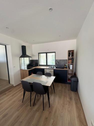 une cuisine et une salle à manger avec une table et des chaises dans l'établissement Villa LARRIEU, à Toulouse