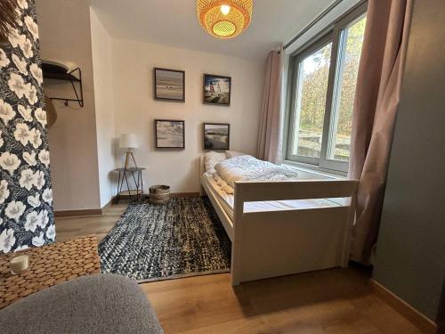 une petite chambre avec un lit et une fenêtre dans l'établissement LaMaisonBlanche, à Le Touquet-Paris-Plage