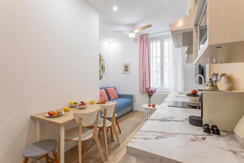 une cuisine et un salon avec une table et des chaises dans l'établissement La belle escapade au coeur de Marseille, à Marseille
