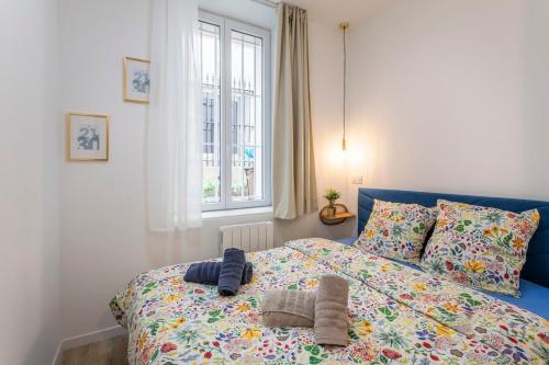 une chambre avec un lit avec deux serviettes dessus dans l'établissement La belle escapade au coeur de Marseille, à Marseille