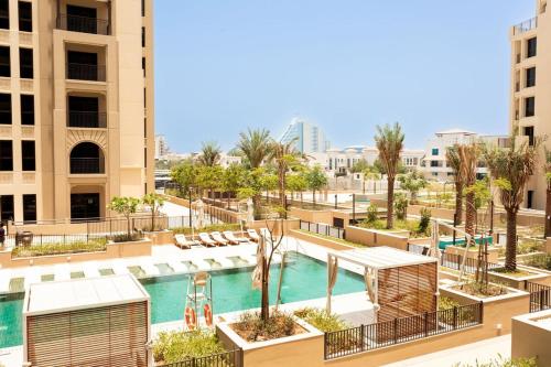 Beachside Calm 1BR - Pool, Gym & Stylish Retreat in Prime Dubai Spot