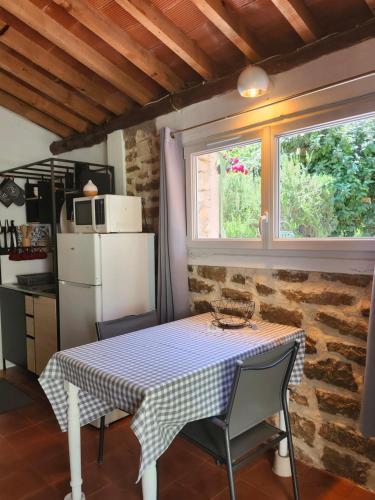 une petite cuisine avec une table et une fenêtre dans l'établissement studio complet calme absolu, au Beausset