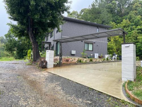 Bangunan di mana terletaknya rumah tamu ini