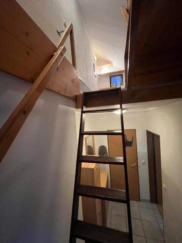 Palanda nebo palandy na pokoji v ubytování Apartma Karavanke