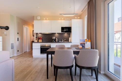 a kitchen and dining room with a table and chairs at 5 Sterne Ferienwohnung Seesinn in Wustrow