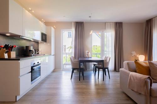 a kitchen and living room with a table and a couch at 5 Sterne Ferienwohnung Seesinn in Wustrow
