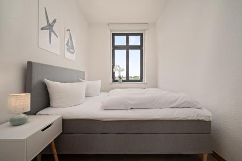 Postel nebo postele na pokoji v ubytování Ferienwohnung SeaView mit Seeblick und eigener Sonnenterrasse mit Seezugang