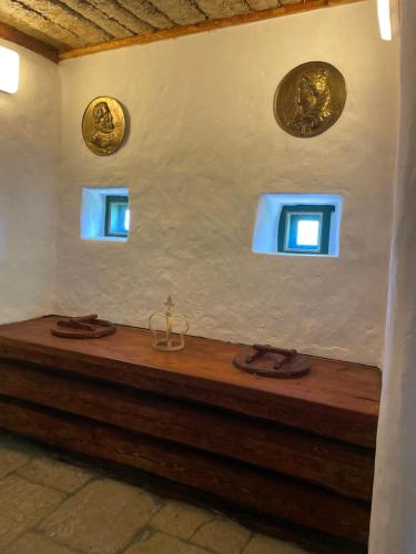 a room with three gold coins on the wall at Tôlluste Villa in Tõlluste