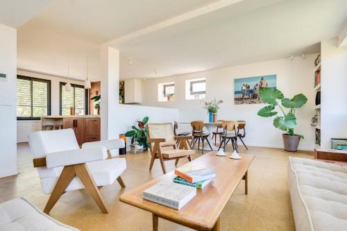 un salon avec une table et des chaises dans l'établissement Seaside architect contemporary house, à Marseille