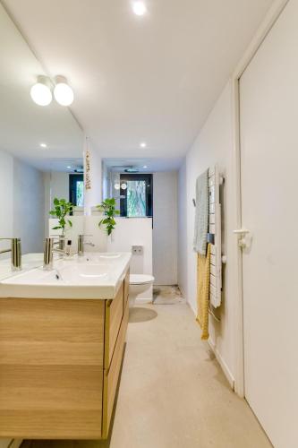 une salle de bain avec un lavabo, des toilettes et un miroir dans l'établissement Seaside architect contemporary house, à Marseille