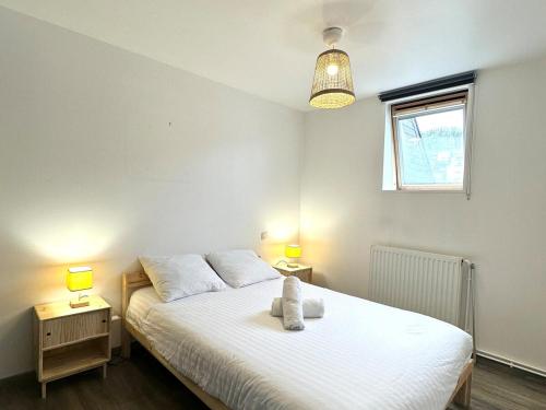 - une chambre avec un lit blanc et 2 lampes dans l'établissement Le Perchoir, au Tréport