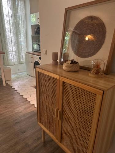 une armoire en bois avec un miroir au-dessus dans l'établissement Grand T1 de 38 m2 au design épurée, à Marseille