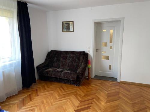 Uma área de estar em Casa Cătoiu