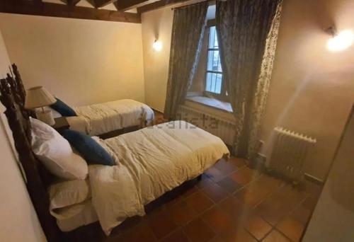 Una cama o camas en una habitación de The Casona del Pirón