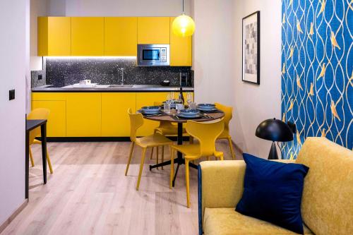 Hotel Pathos by Mimood Aparthotelsにあるキッチンまたは簡易キッチン